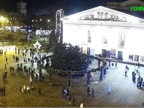 В Мариуполе от ветра упала главная елка в городе, люди успели разбежаться