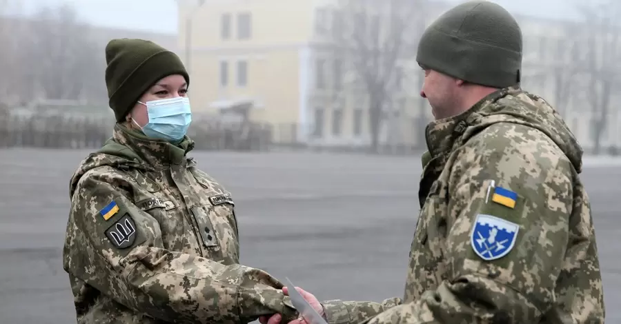 Бухгалтери, журналістки та багато інших. Жінки в Україні тепер зобов'язані ставати на військовий облік