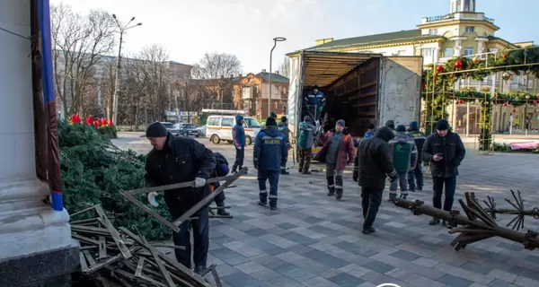 У Маріуполі встановлюють ялинку, яка впала у день відкриття, – її каркас зміцнили.