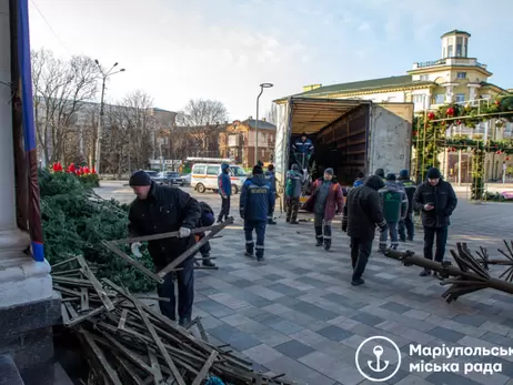 У Маріуполі встановлюють ялинку, яка впала у день відкриття, – її каркас зміцнили.