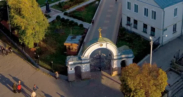 У Луцьку чоловік заліз на ворота Свято-Троїцького собору, впав та зламав ногу