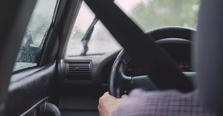 У Херсоні зняли на відео, як патрульні та водій загасили палаючий автомобіль