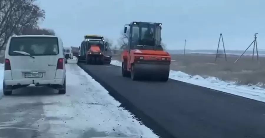 Укравтодор объяснил, почему в Одесской области во время снегопада укладывали на лед асфальт