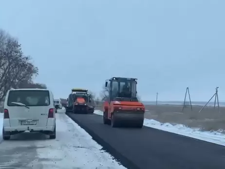 Укравтодор объяснил, почему в Одесской области во время снегопада укладывали на лед асфальт