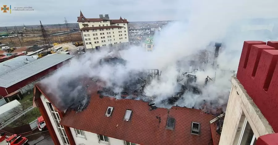 Під Києвом палає п'ятиповерхівка. Пожежу намагаються загасити вже понад п'ять годин