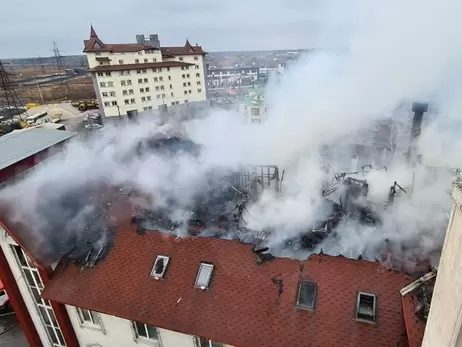 Під Києвом палає п'ятиповерхівка. Пожежу намагаються загасити вже понад п'ять годин