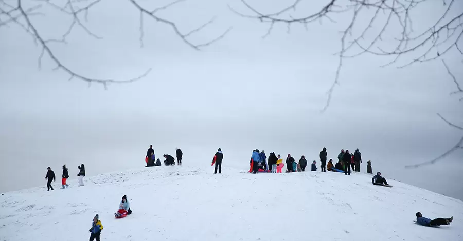 В Днепре мужчина погиб во время катания на санках. Его маленькая дочь – в больнице