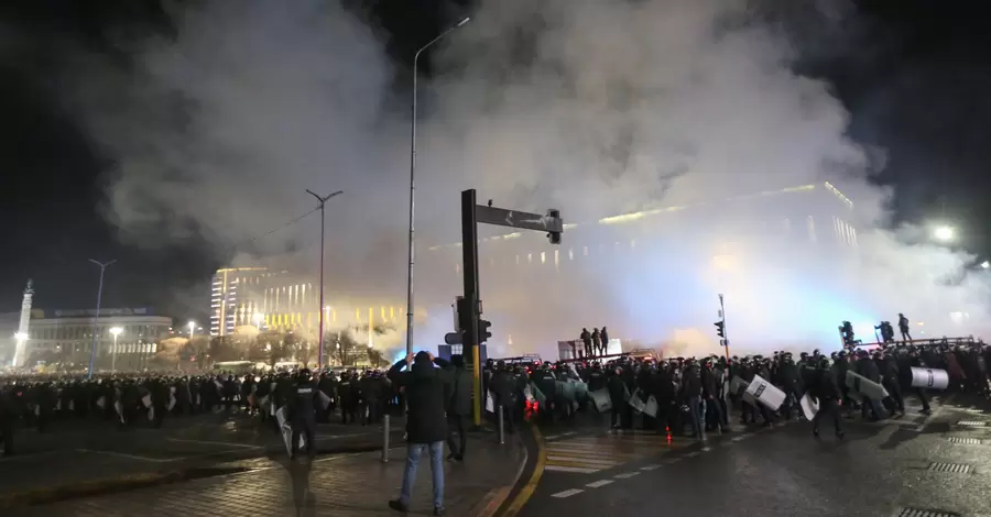 Протести в Алмати: на вулицях горять автомобілі та чутно вибухи. Протестувальники захопили БТРи