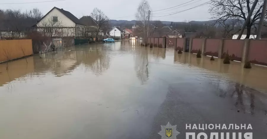 На Закарпатті підтопило дороги, і рівень води підвищуватиметься: ДСНС попереджає про небезпеку 