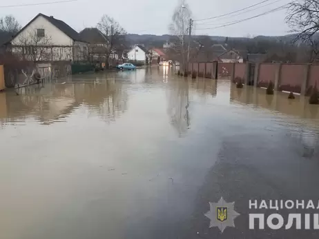 На Закарпатті підтопило дороги, і рівень води підвищуватиметься: ДСНС попереджає про небезпеку 