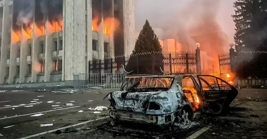 В Алмати військові на БТР та бронемашинах оточили протестувальників. Перестрілка продовжується