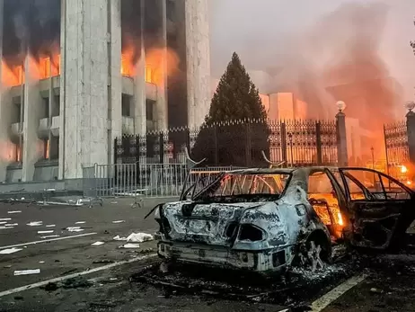 В Алматы военные на БТР и бронемашинах окружили протестующих. Перестрелка продолжается  