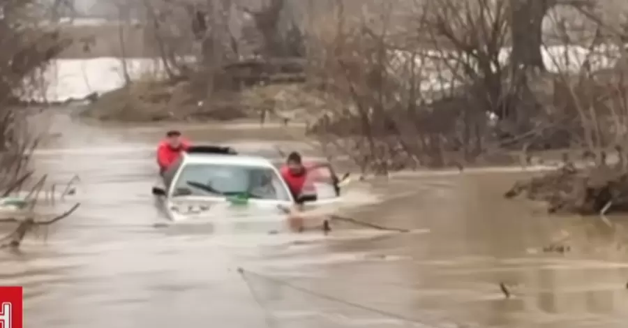 На Закарпатье вода отрезала от мира целые села 