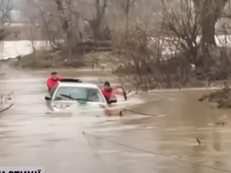 На Закарпатті вода відрізала від світу цілі села