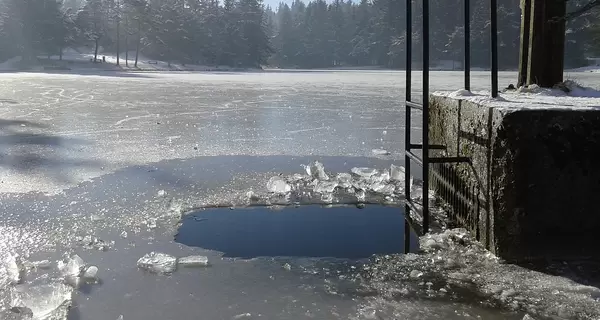 Чи купатися в ополонці на Водохреще: користь та шкода