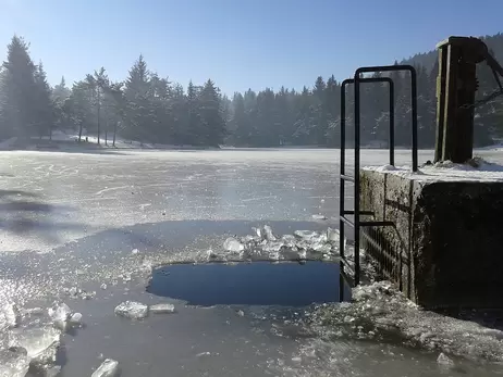 Чи купатися в ополонці на Водохреще: користь та шкода