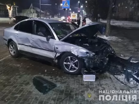 В Луцке после столкновения двух машин авто вылетело на тротуар и сбило девушку