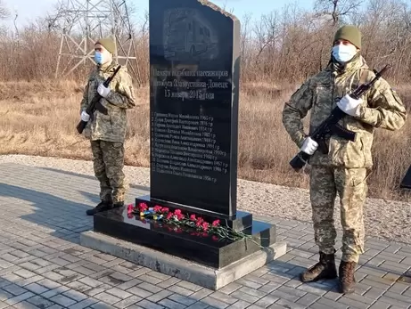 Под Волновахой почтили память жертв обстрела автобуса в 2015 году