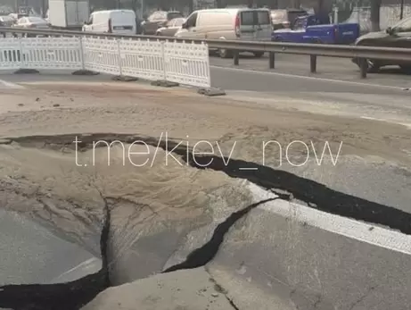 В центра Киева провалился асфальт. Движение троллейбусов задерживается