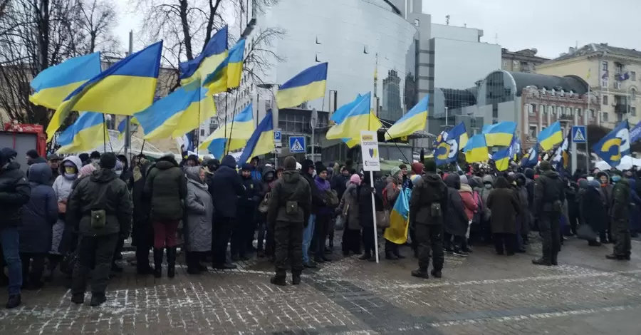 Прихильники Петра Порошенка протестують під будівлею суду