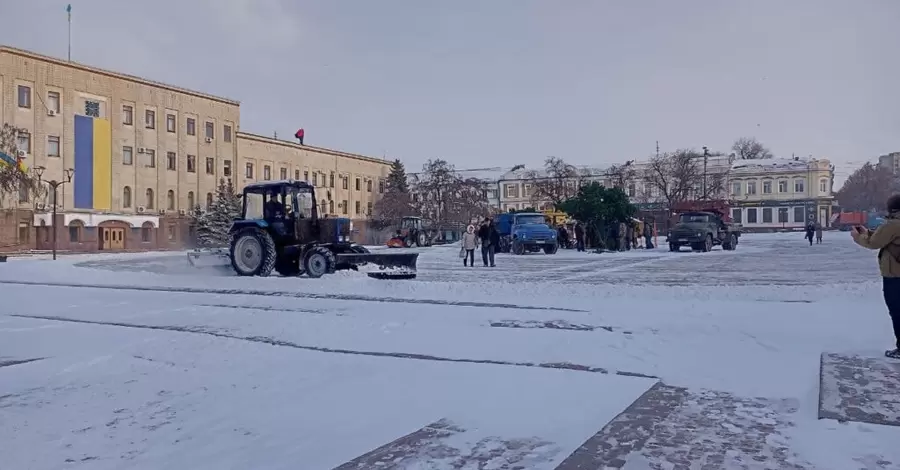 У Кропивницькому через сильний вітер впала головна ялинка області