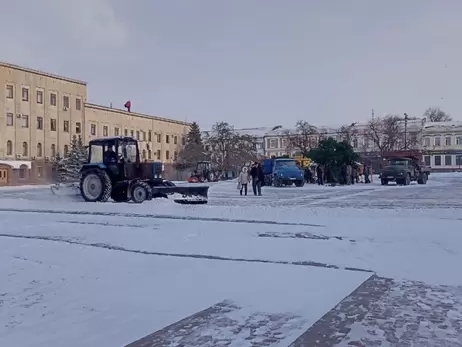 В Кропивницком из-за сильного ветра упала главная елка области