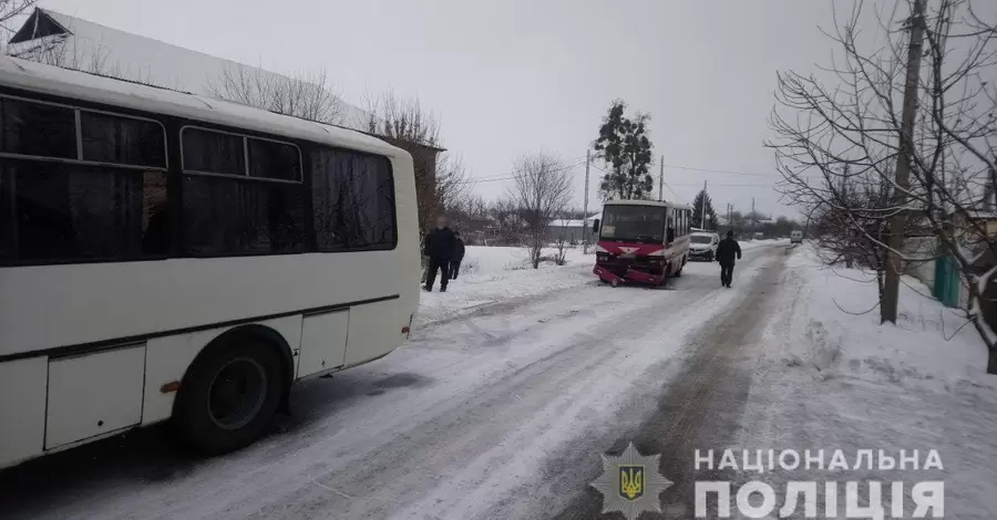 Под Харьковом столкнулись два рейсовых автобуса, пострадали три пассажира