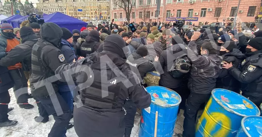 В Киеве сторонники Порошенко и правоохранители столкнулись из-за огня в бочках