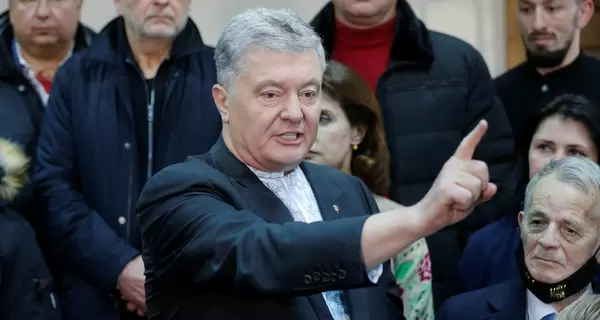 Порошенко прийшов до суду і заявив, що справжні зрадники – чинна влада