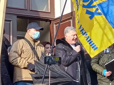 Поддержать Порошенко в суде пришли нардепы от “ЕС” и “Голоса”, а также европейский политик Фюле