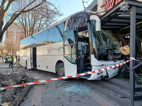 В Одесі автобус з пасажирами влетів у магазин і протаранив чотири автомобілі