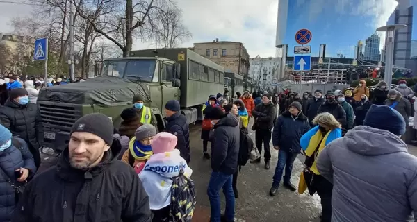 Поліція підбила підсумки бійки під Печерським судом: постраждалі є, затриманих немає