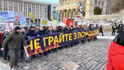 Сутички, вирок та похід на Банкову: як пройшов другий день суду над Петром Порошенком