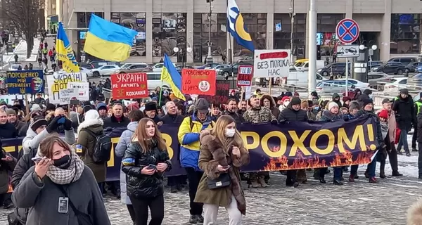 Декілька тисяч прихильників Порошенка мітингують на Банковій, де Зеленський зустрічався з Блінкеном