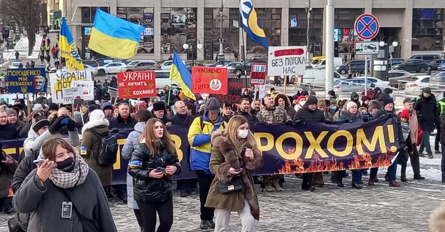 Декілька тисяч прихильників Порошенка мітингують на Банковій, де Зеленський зустрічався з Блінкеном