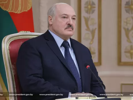 Лукашенко второй раз переболел коронавирусом “на ногах” - на этот раз “Омикроном”