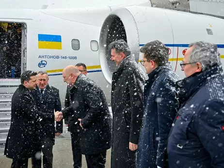 Зеленський прибув до Польщі, де зустрінеться із Дудою