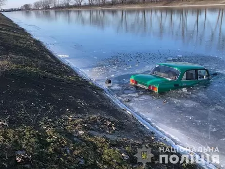 В Херсоне полицейские спасли водителя, который на авто слетел в магистральный канал