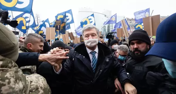 У ДБР заявили, що Порошенко не здав паспорти для виїзду за кордон