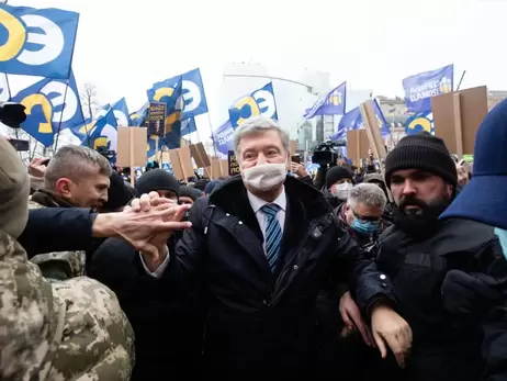 У ДБР заявили, що Порошенко не здав паспорти для виїзду за кордон