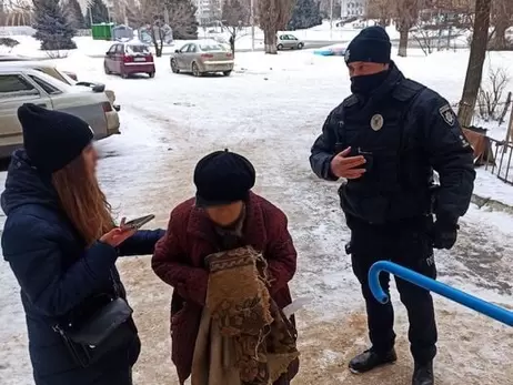 В Рубежном патрульные помогли вернуться домой пенсионерке, которая забыла свой адрес