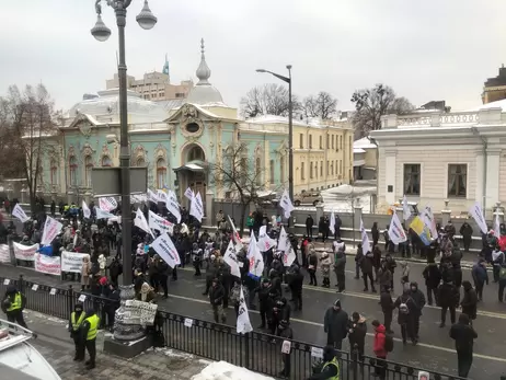 Налоговое кольцо сжимается: почему протестуют ФОПы и чем грозят предложения властей продавцам, айтишникам и парикмахерам