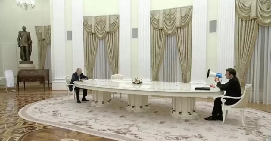 Переговоры Путина и Макрона: мемы и фотожабы