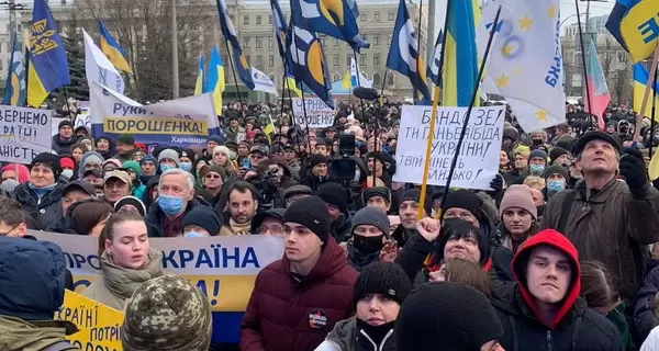 Прибічники Порошенка прийшли під суд, де розглядається апеляція на запобіжний захід, і перекрили рух