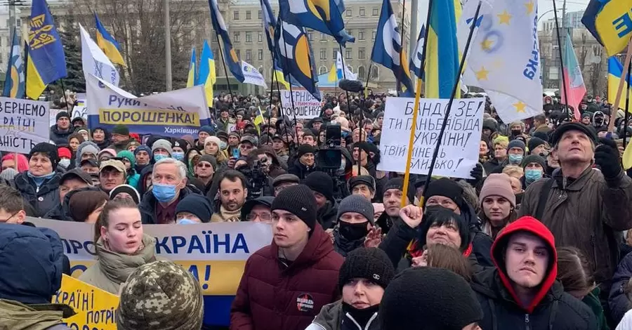 Прибічники Порошенка прийшли під суд, де розглядається апеляція на запобіжний захід, і перекрили рух