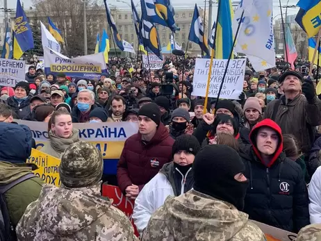 Прибічники Порошенка прийшли під суд, де розглядається апеляція на запобіжний захід, і перекрили рух