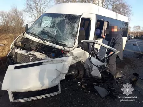 Под Киевом легковушка врезалась в маршрутку с людьми, есть пострадавшие