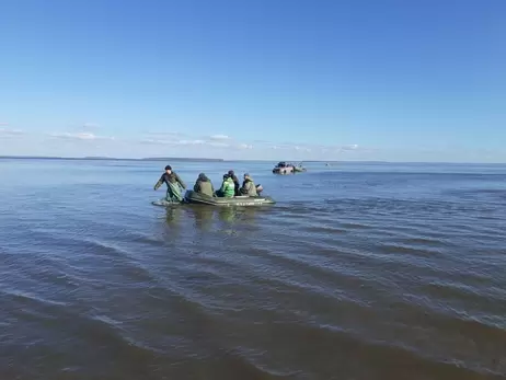 На Днепре 8 рыбаков “уплыли” на льдине, а 3 полицейских провалились под воду, спасая мужчину