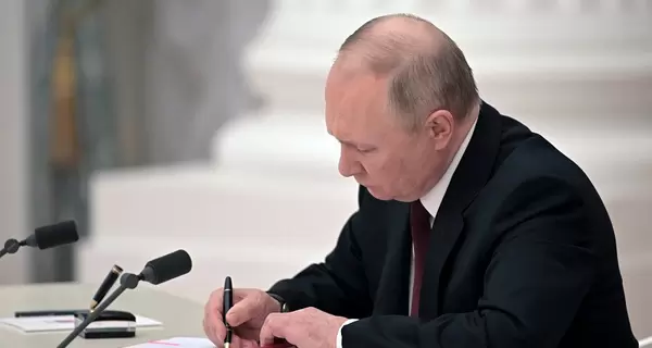 Путін вводить війська на Донбас - у мережі з'явилося відео колони військової техніки РФ, що в'їжджає в 