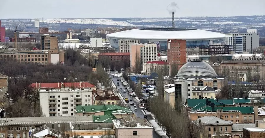 У Донецьку одні тріумфують, інші ховають «призовників»